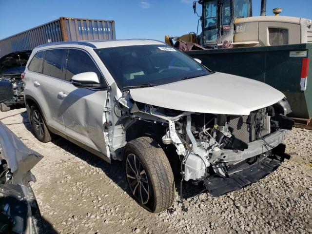 VIN 5TDJZRFHXKS586024 2019 Toyota Highlander, SE no.4