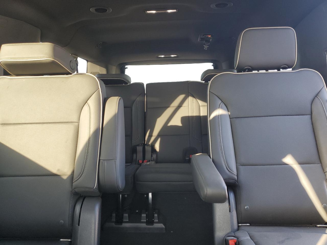 1GNSKFKD0NR156801 2022 Chevrolet Suburban Premier