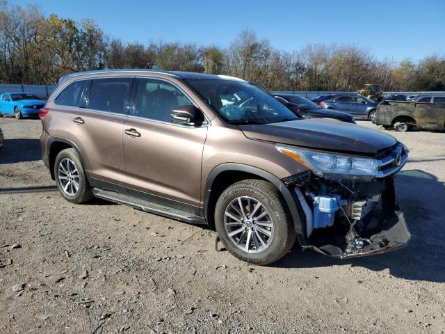 VIN 5TDJZRFH7KS726806 2019 Toyota Highlander, SE no.4