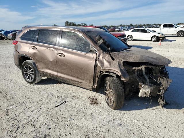 VIN 5TDKZRFH6KS340138 2019 Toyota Highlander, SE no.4