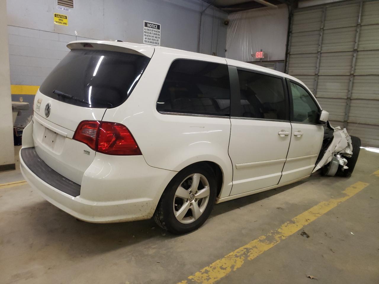 2V4RW3D15AR333429 2010 Volkswagen Routan Se