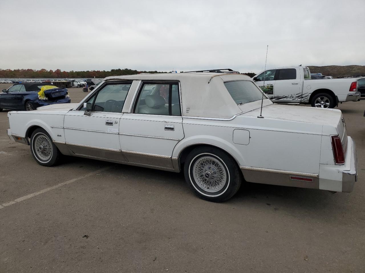 1LNBM82F4JY717142 1988 Lincoln Town Car Signature