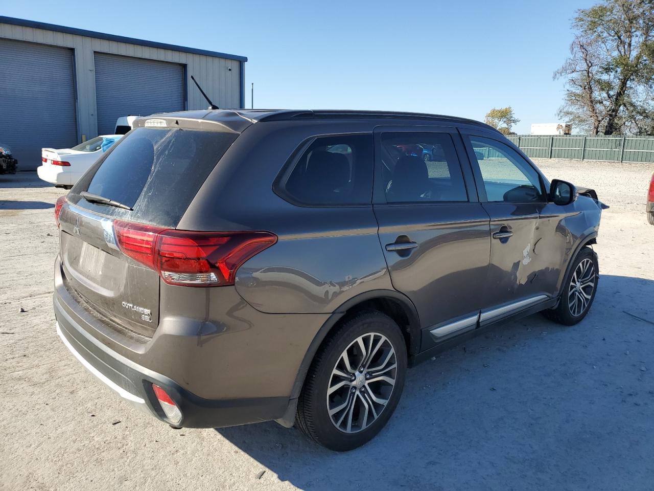 JA4AZ3A32GZ021274 2016 Mitsubishi Outlander Se