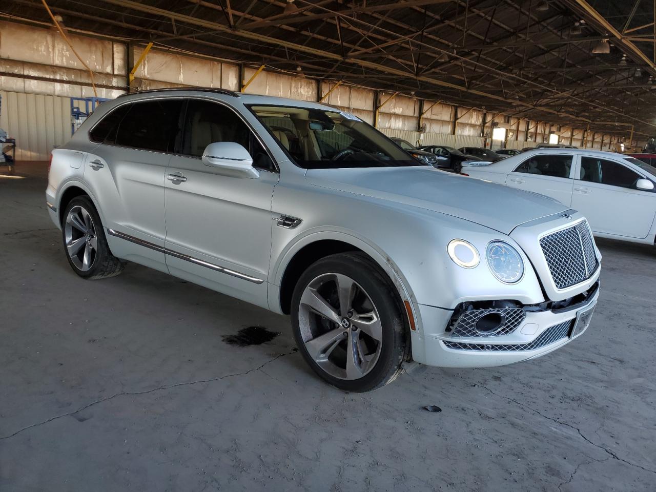 2017 Bentley Bentayga vin: SJAAC2ZV0HC015826