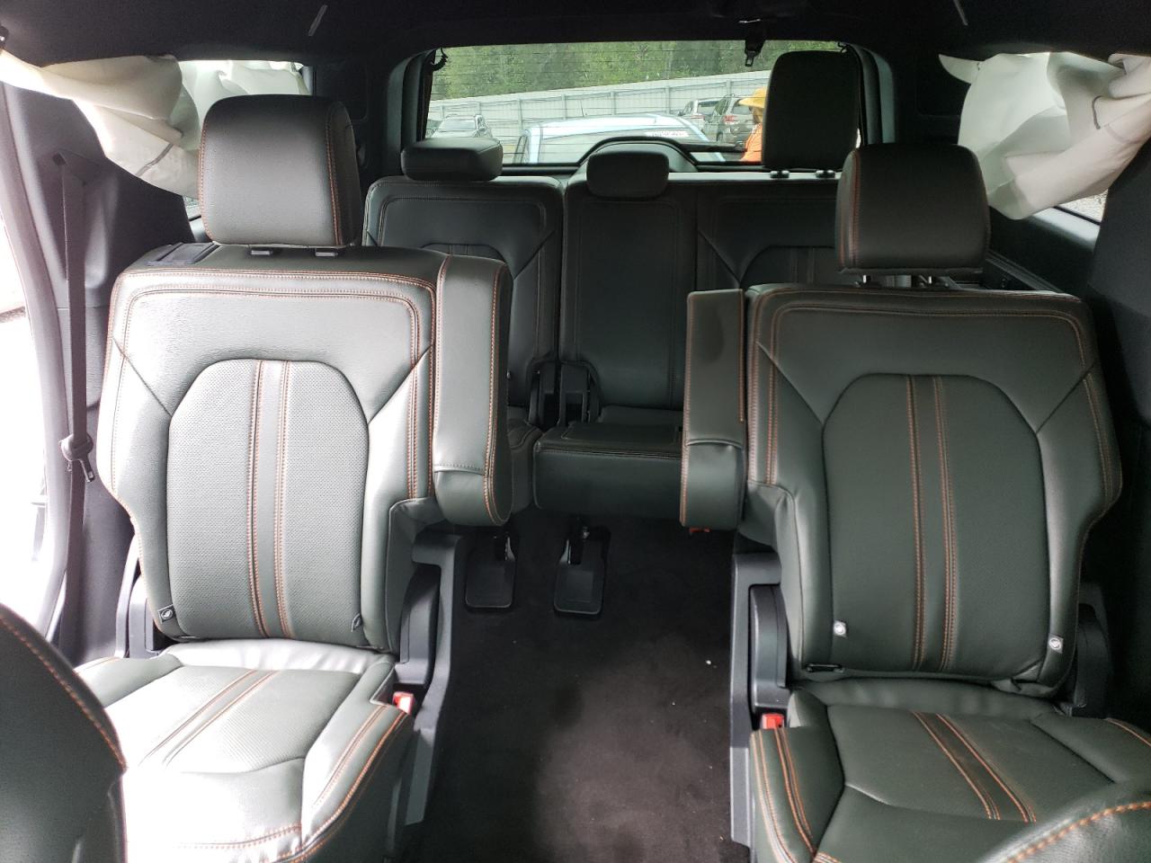 1FMJU1RT3NEA15402 Ford Expedition  10