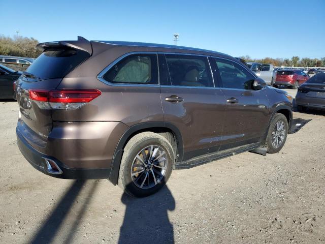 VIN 5TDJZRFH7KS726806 2019 Toyota Highlander, SE no.3