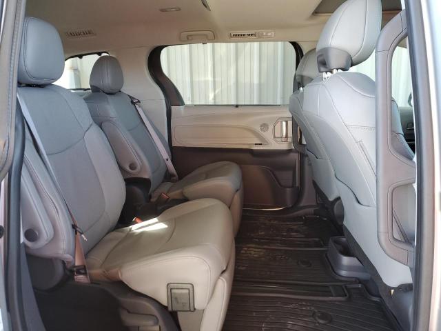  TOYOTA SIENNA 2023 Сріблястий