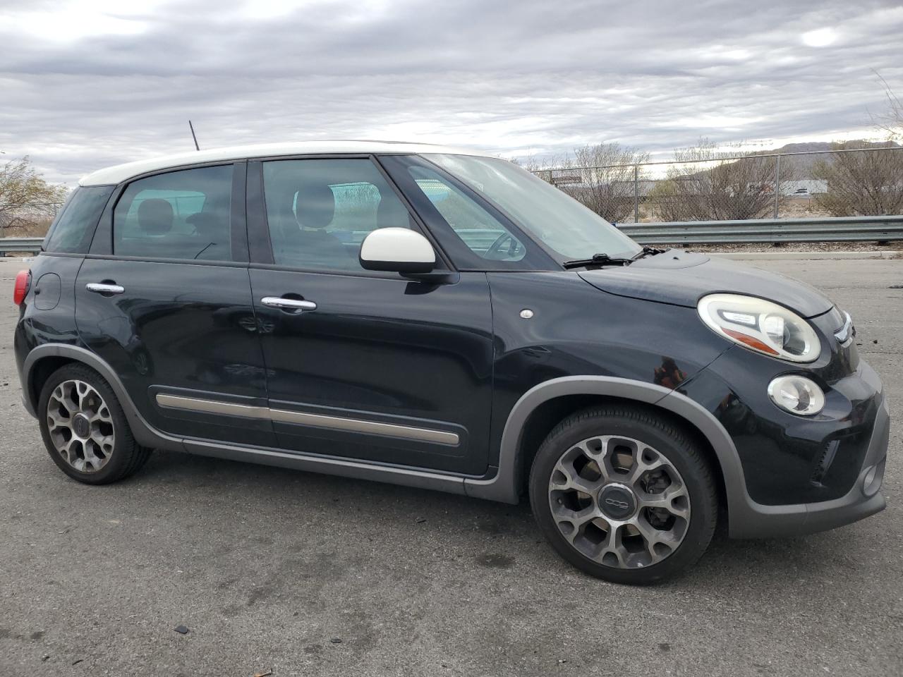 Lot #3023031319 2017 FIAT 500L TREKK