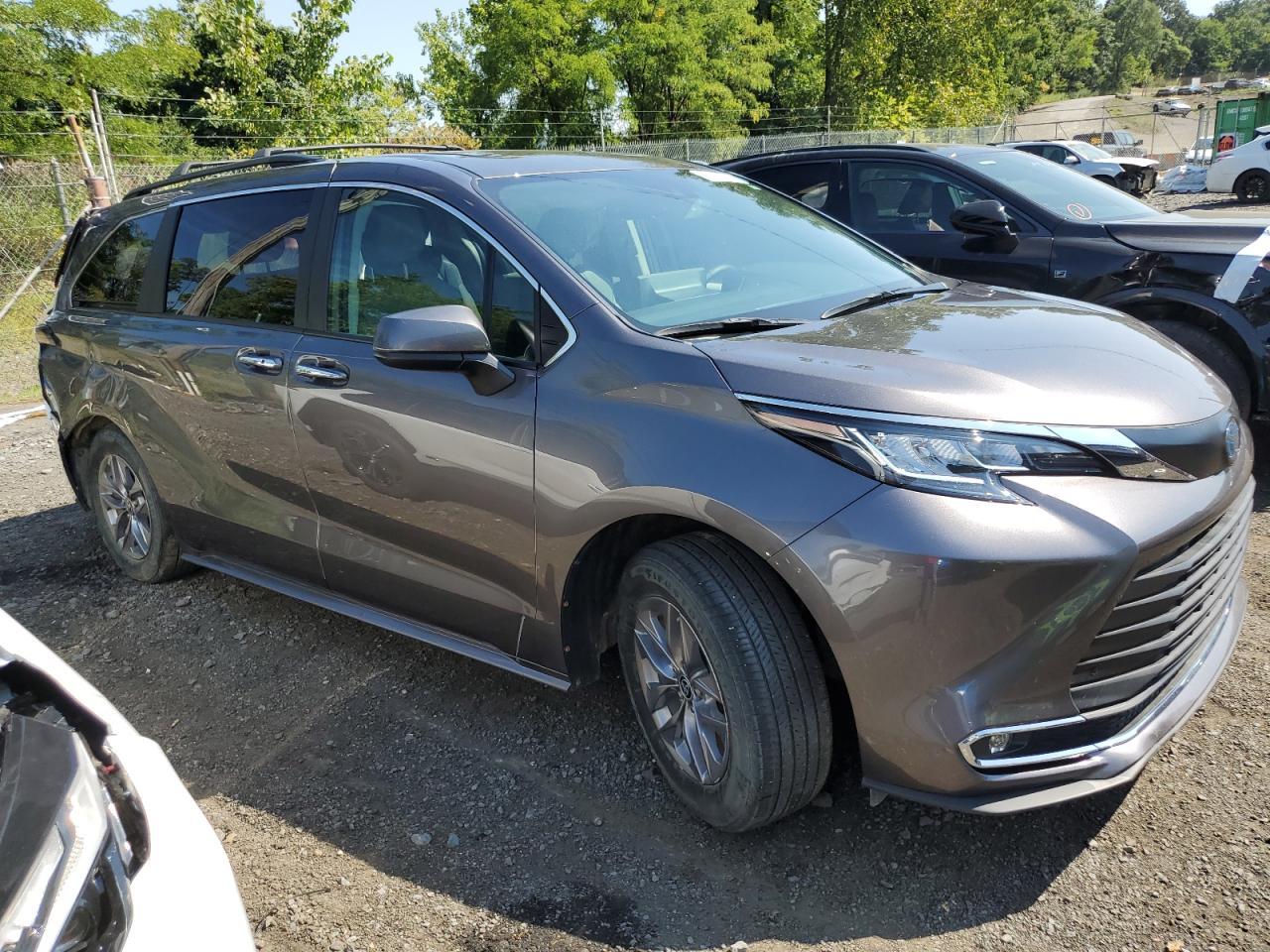 Lot #2971531709 2022 TOYOTA SIENNA XLE