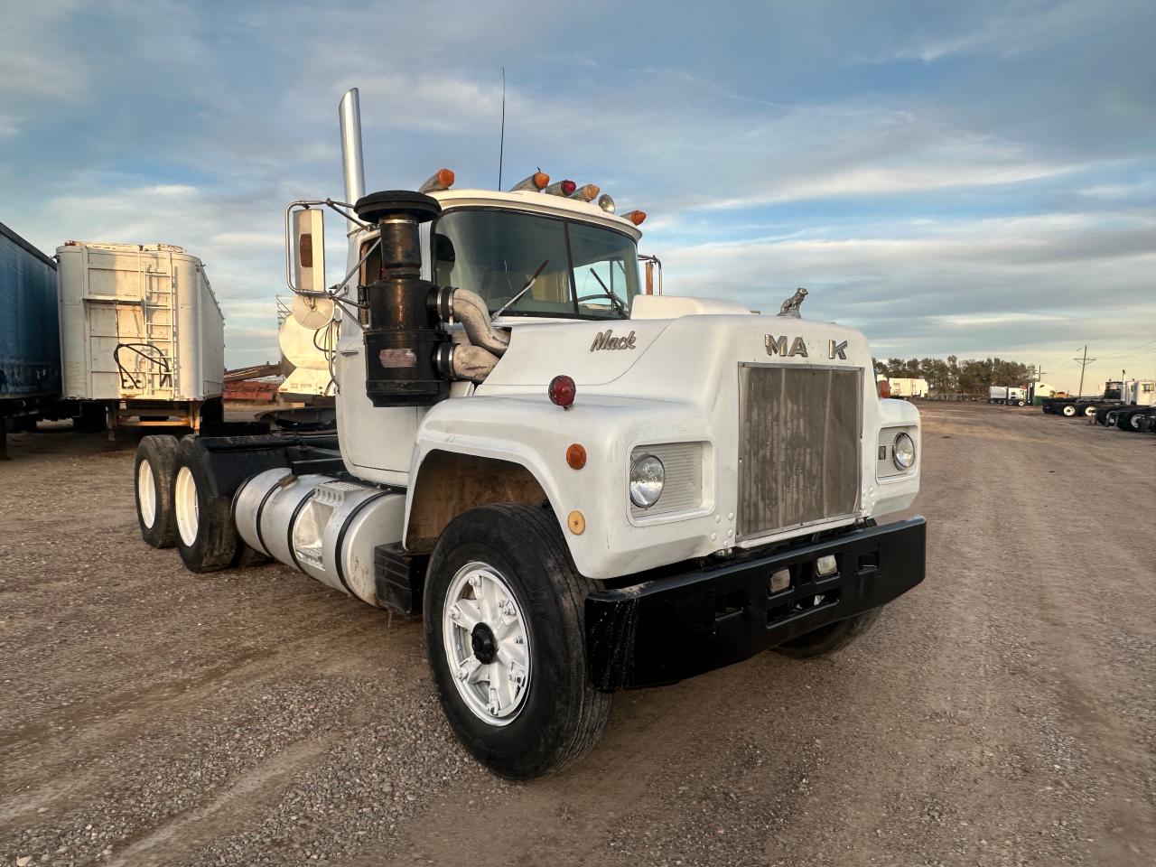 Lot #2976789810 1980 MACK R600