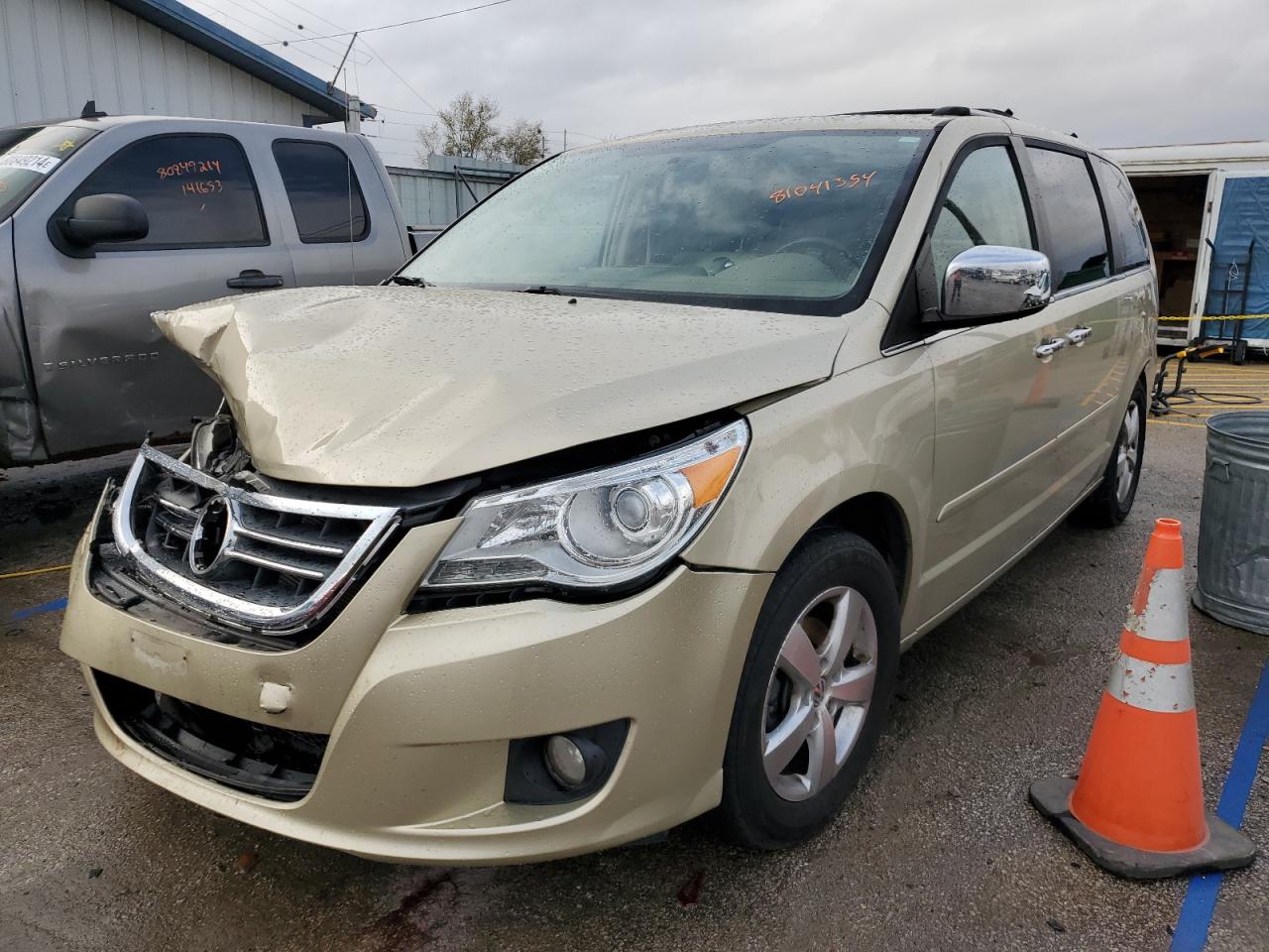 Lot #3004345838 2010 VOLKSWAGEN ROUTAN SEL