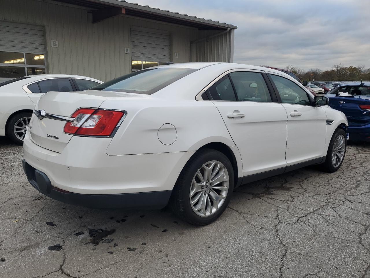 Lot #2971886974 2012 FORD TAURUS LIM