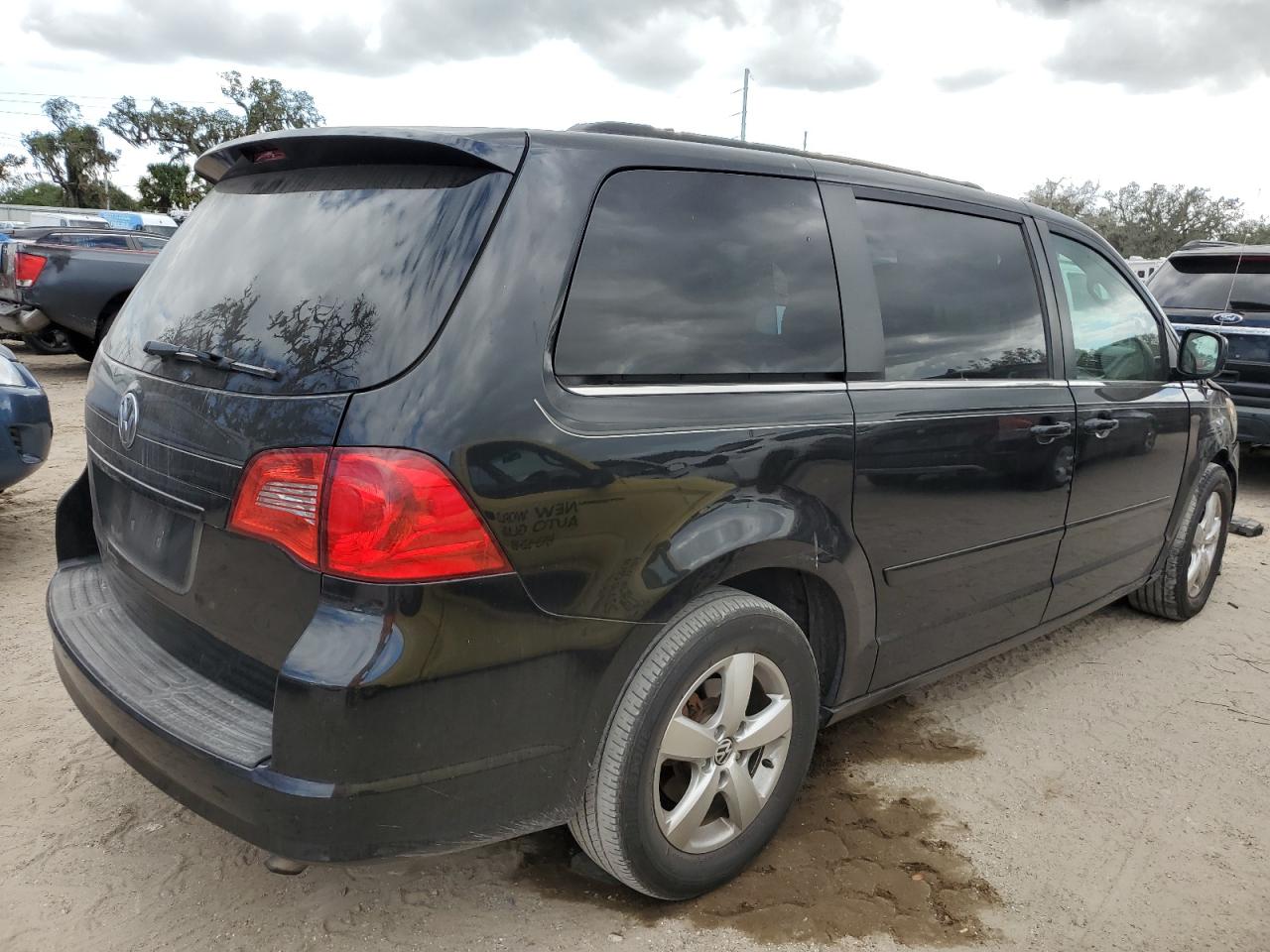 Lot #2996347368 2011 VOLKSWAGEN ROUTAN SE