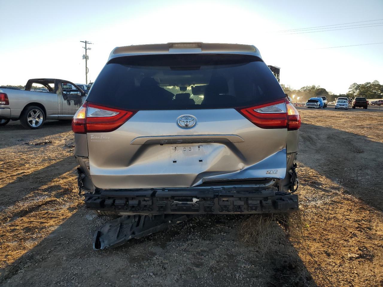 Lot #3021131177 2018 TOYOTA SIENNA XLE