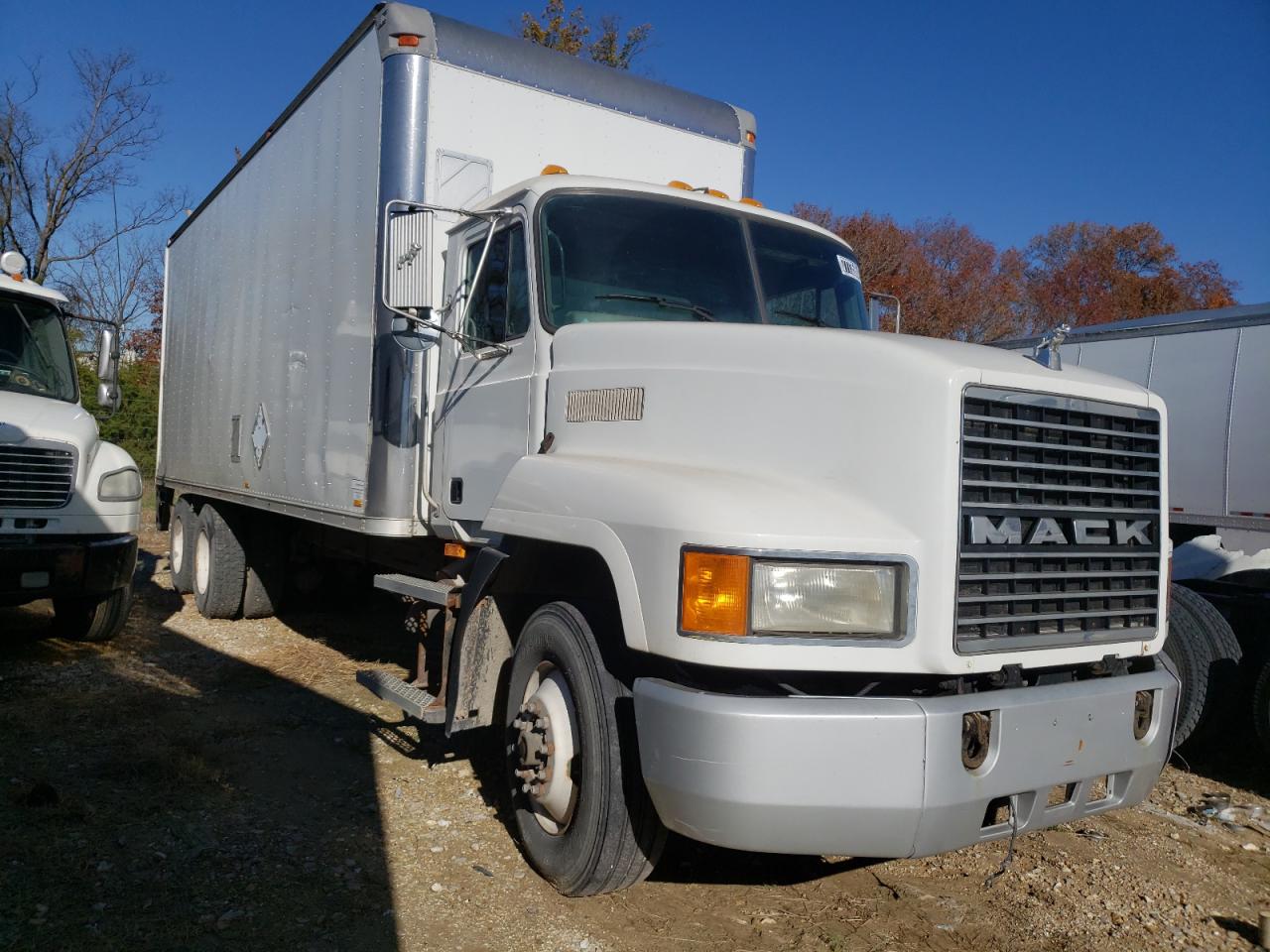 Lot #2988829651 1996 MACK 600 CH600