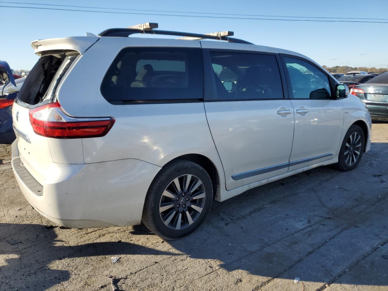 Lot #3027047765 2018 TOYOTA SIENNA XLE