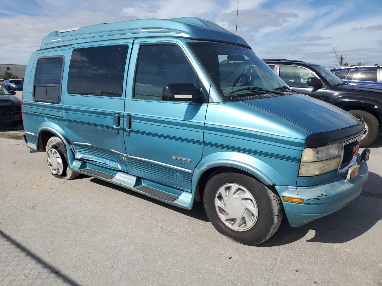 Lot #3030665108 1995 GMC SAFARI XT