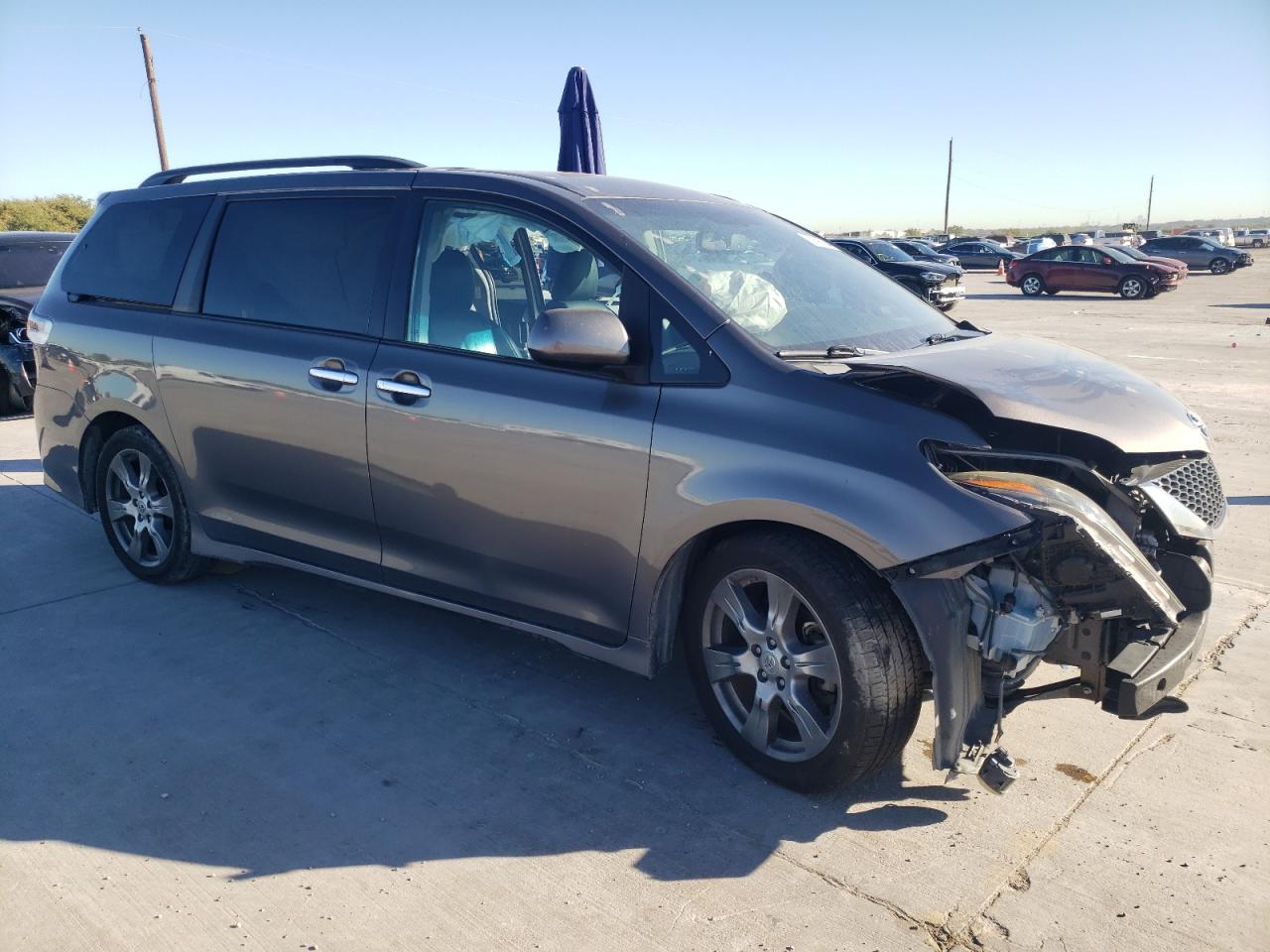 Lot #2988335771 2017 TOYOTA SIENNA SE