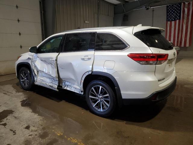 VIN 5TDJZRFHXJS827241 2018 Toyota Highlander, SE no.2