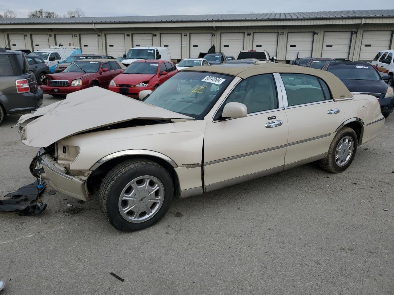 Lot #3009199298 2001 LINCOLN TOWN CAR S