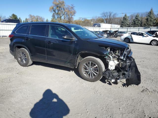 VIN 5TDJZRFH7HS521091 2017 Toyota Highlander, SE no.4