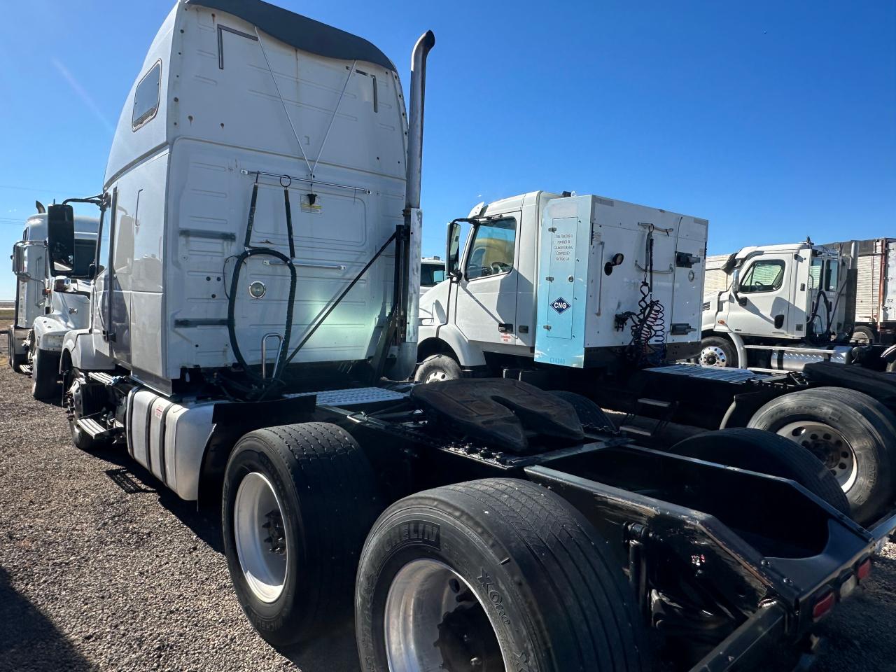 Lot #2976714757 2014 VOLVO VN VNL