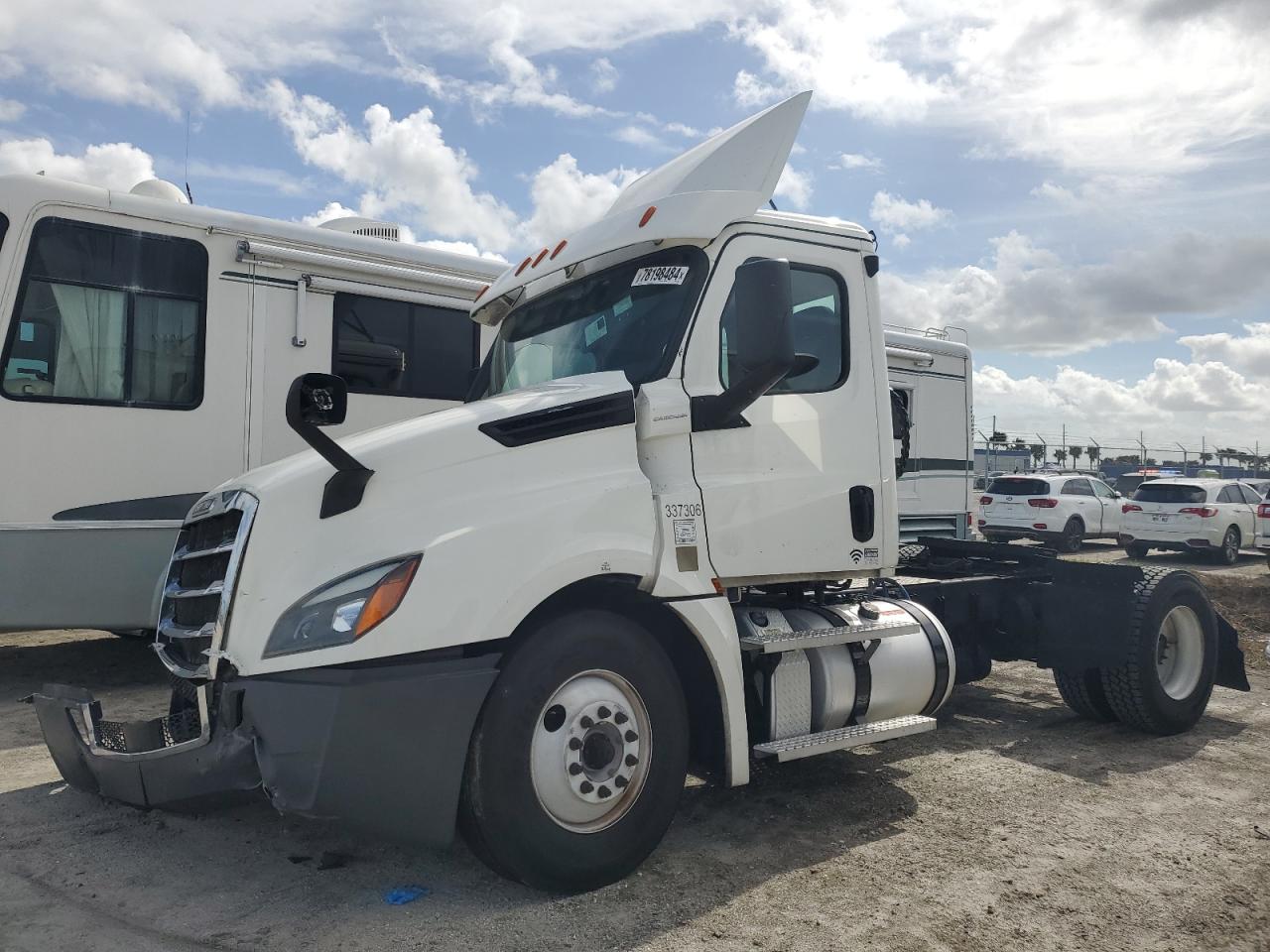 Lot #2972211147 2020 FREIGHTLINER CASCADIA 1