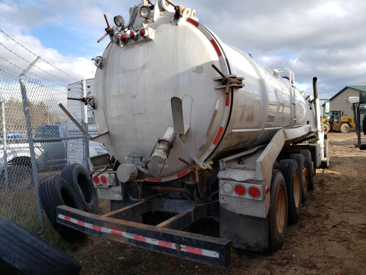 Lot #2977051589 2006 FREIGHTLINER M2 112 MED