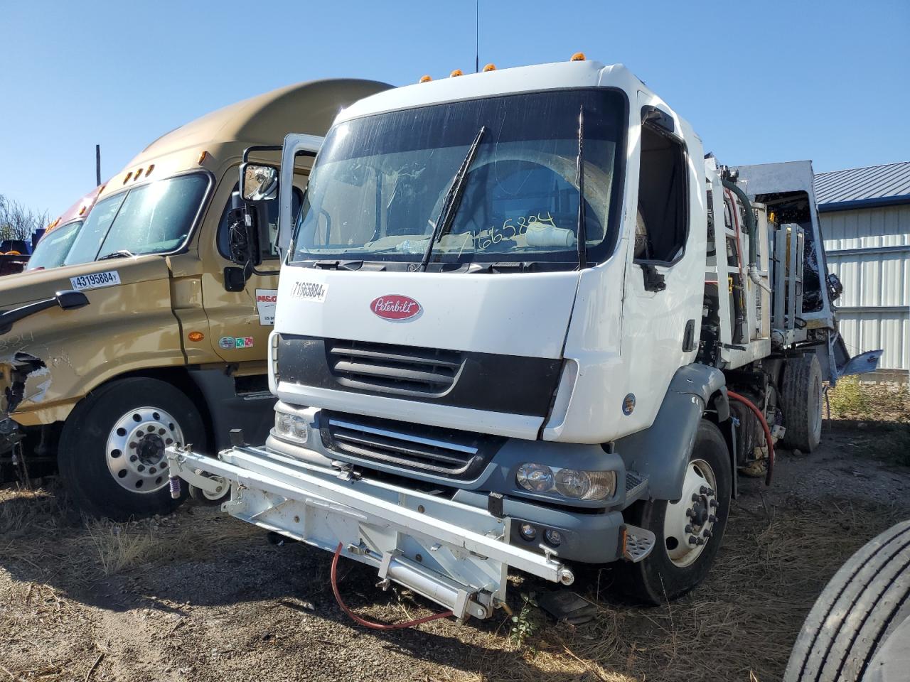 Lot #2945141696 2015 PETERBILT 220