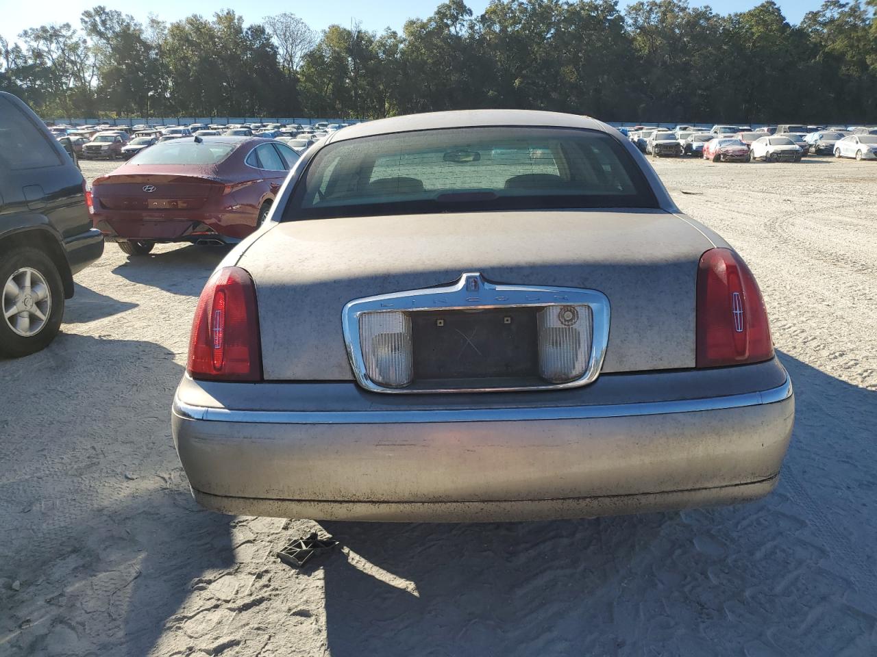 Lot #3041838454 2001 LINCOLN TOWN CAR S