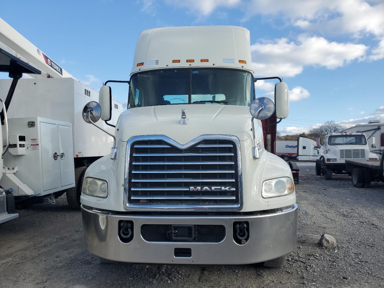 Lot #3020477174 2017 MACK 600 CXU600