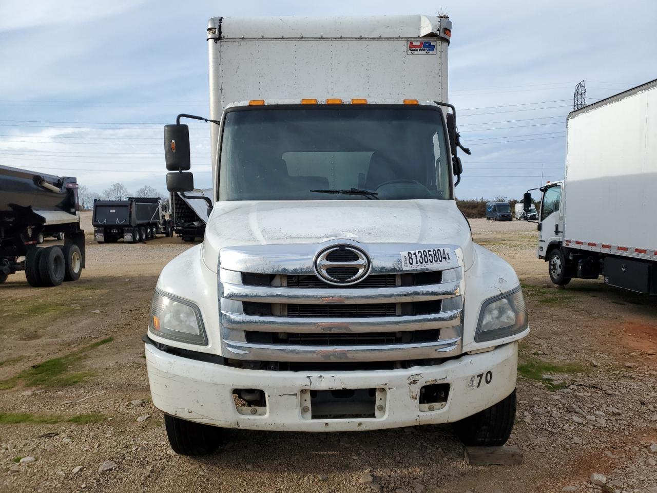 Lot #3045402087 2017 HINO 258/268