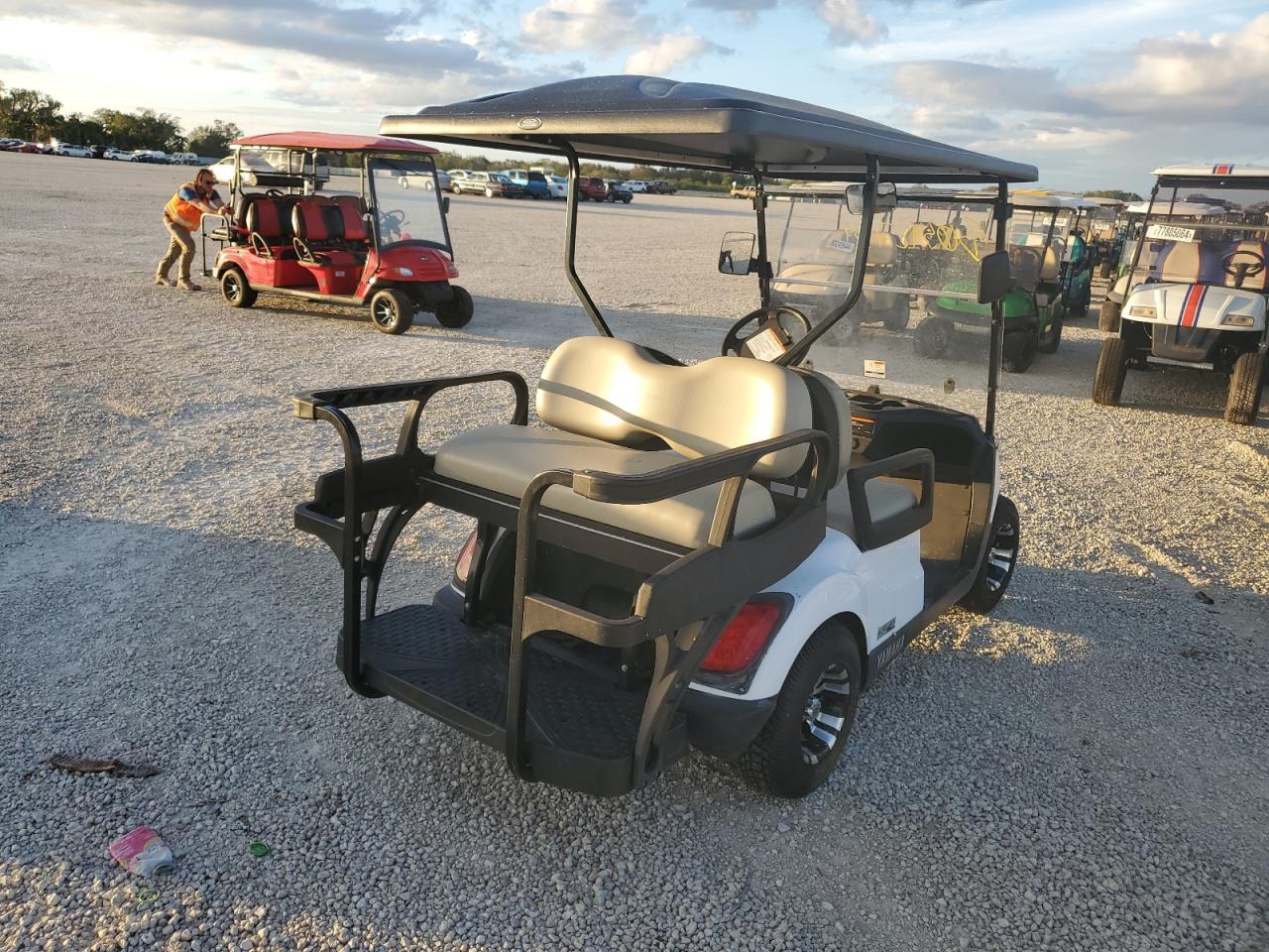 Lot #2995904985 2017 YAMAHA GOLF CART