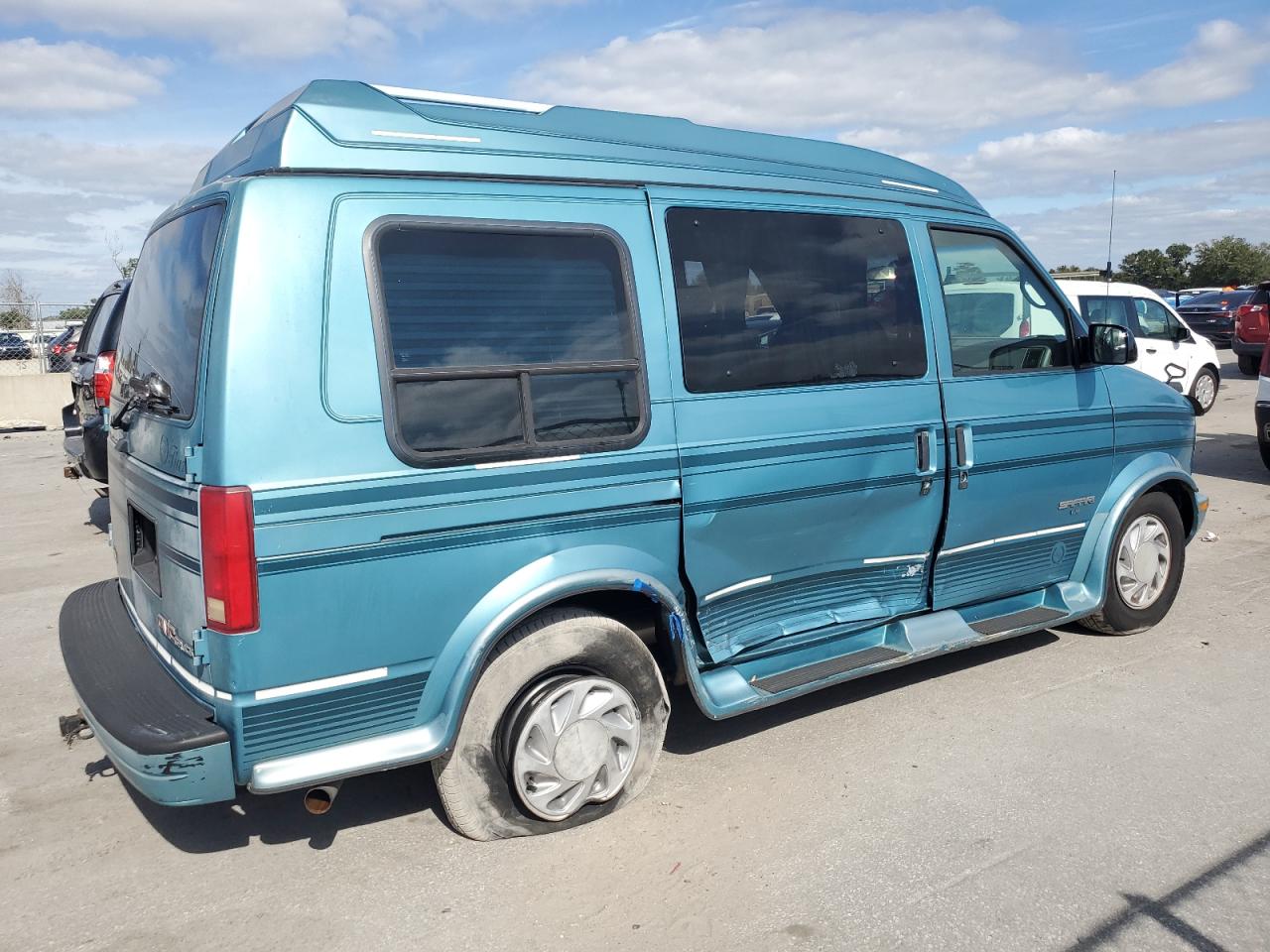 Lot #3030665108 1995 GMC SAFARI XT