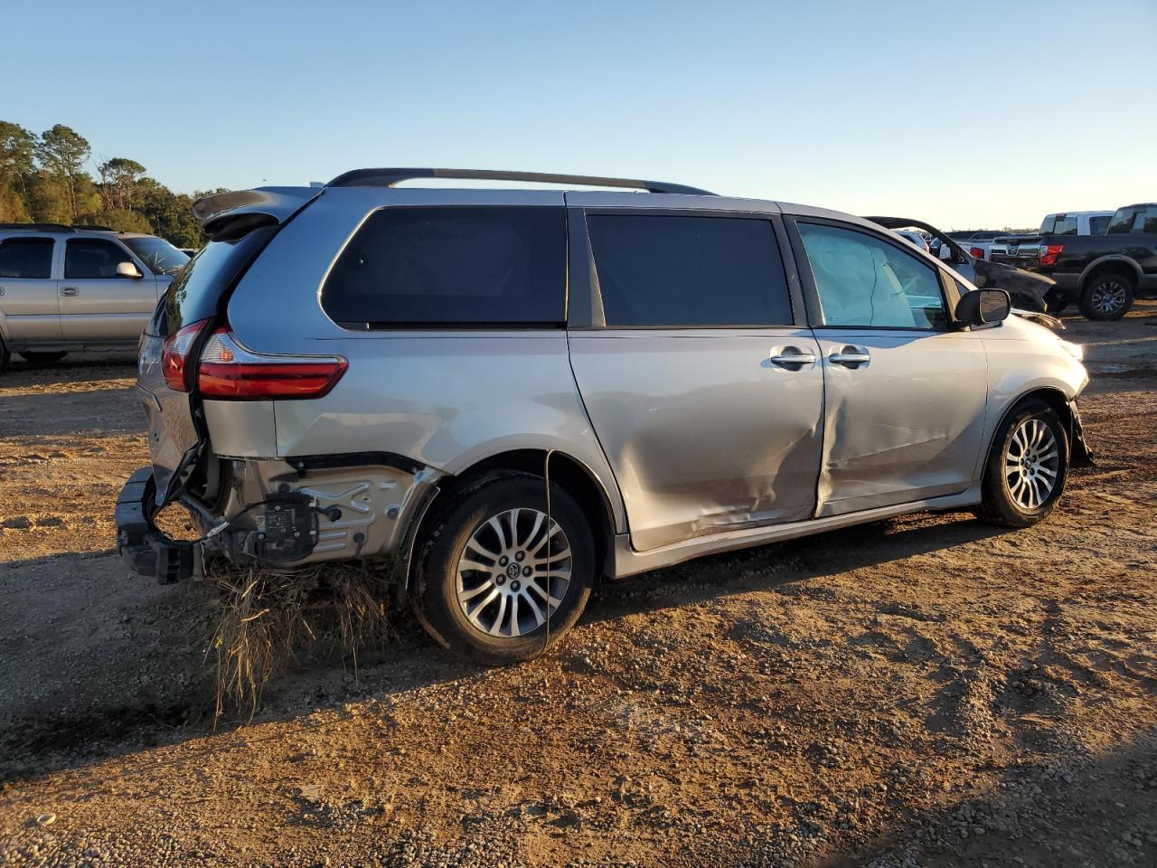 Lot #3021131177 2018 TOYOTA SIENNA XLE