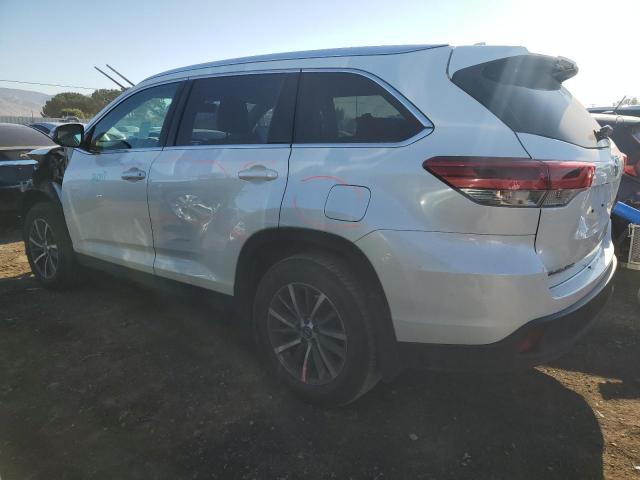 VIN 5TDJZRFH7KS605368 2019 Toyota Highlander, SE no.2