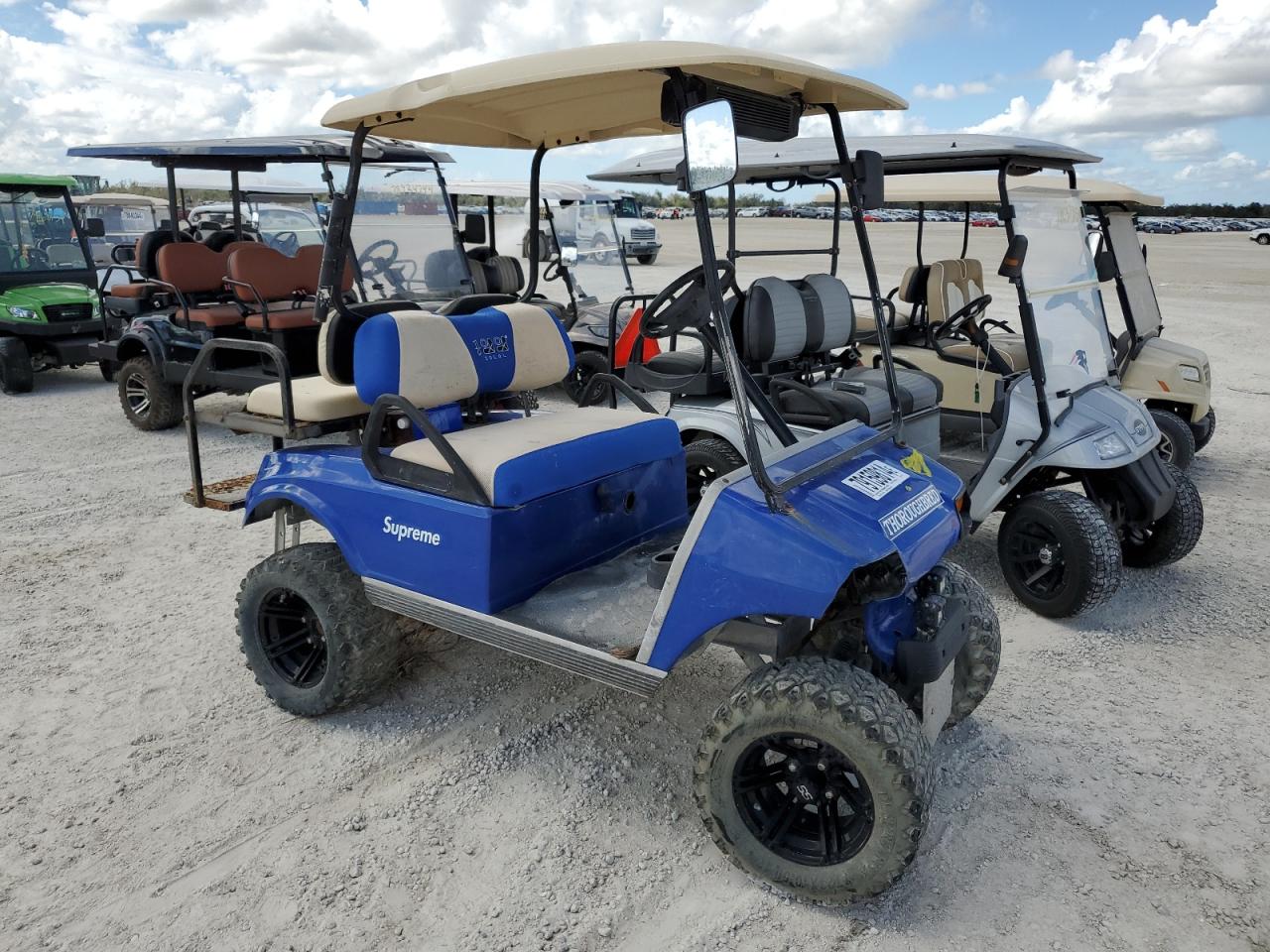 Lot #2996924111 2000 EZGO GOLF CART