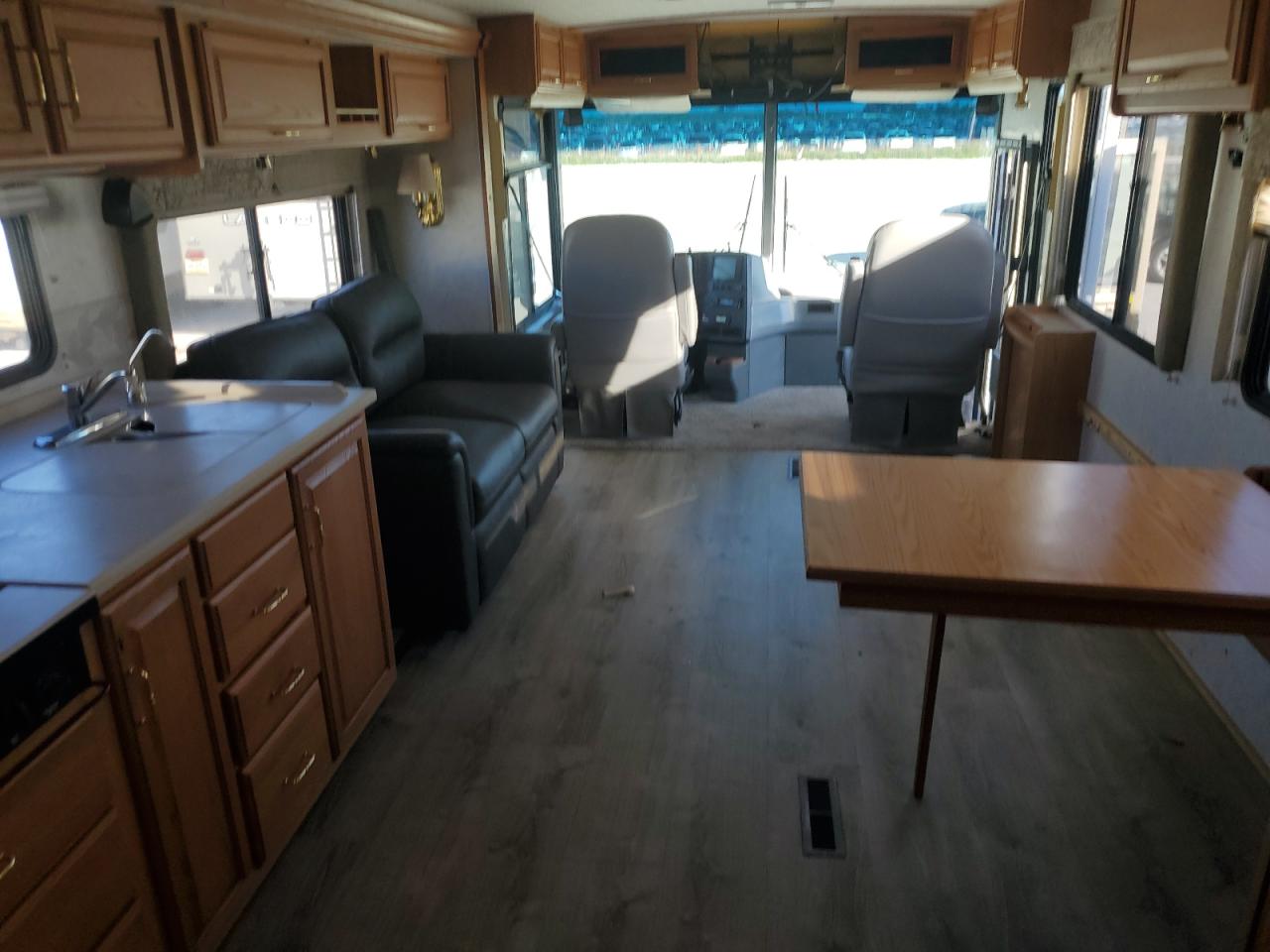 Lot #2981313819 2001 WINNEBAGO JOURNEY