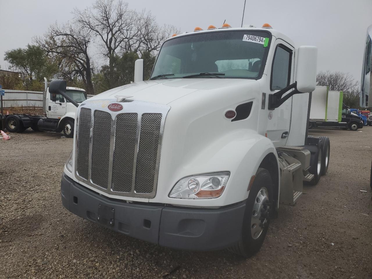 Lot #2955061833 2022 PETERBILT 579