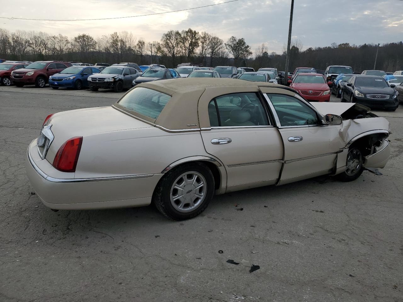 Lot #3009199298 2001 LINCOLN TOWN CAR S