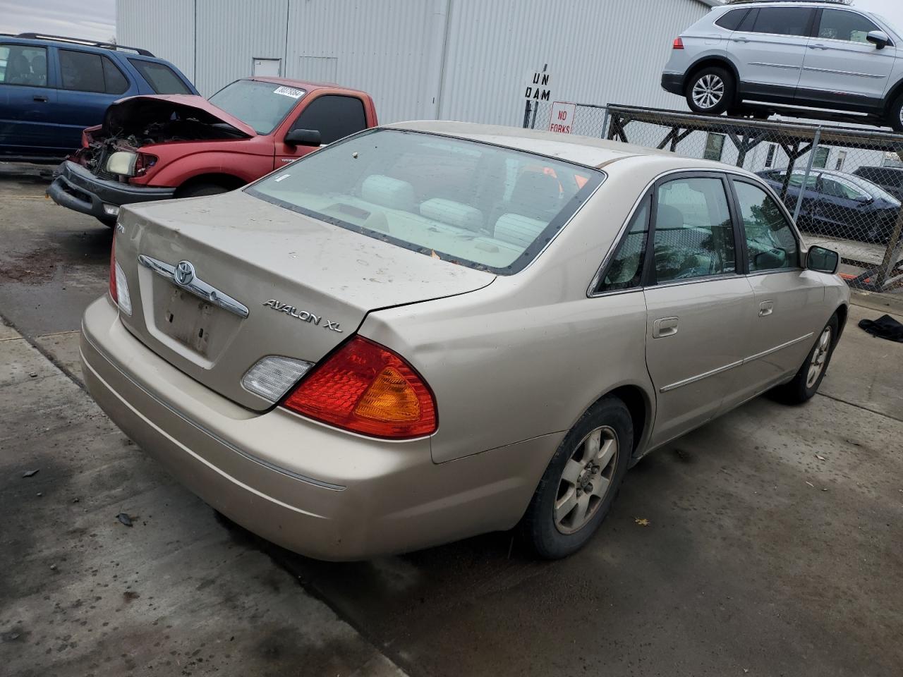 Lot #3030399478 2000 TOYOTA AVALON XL