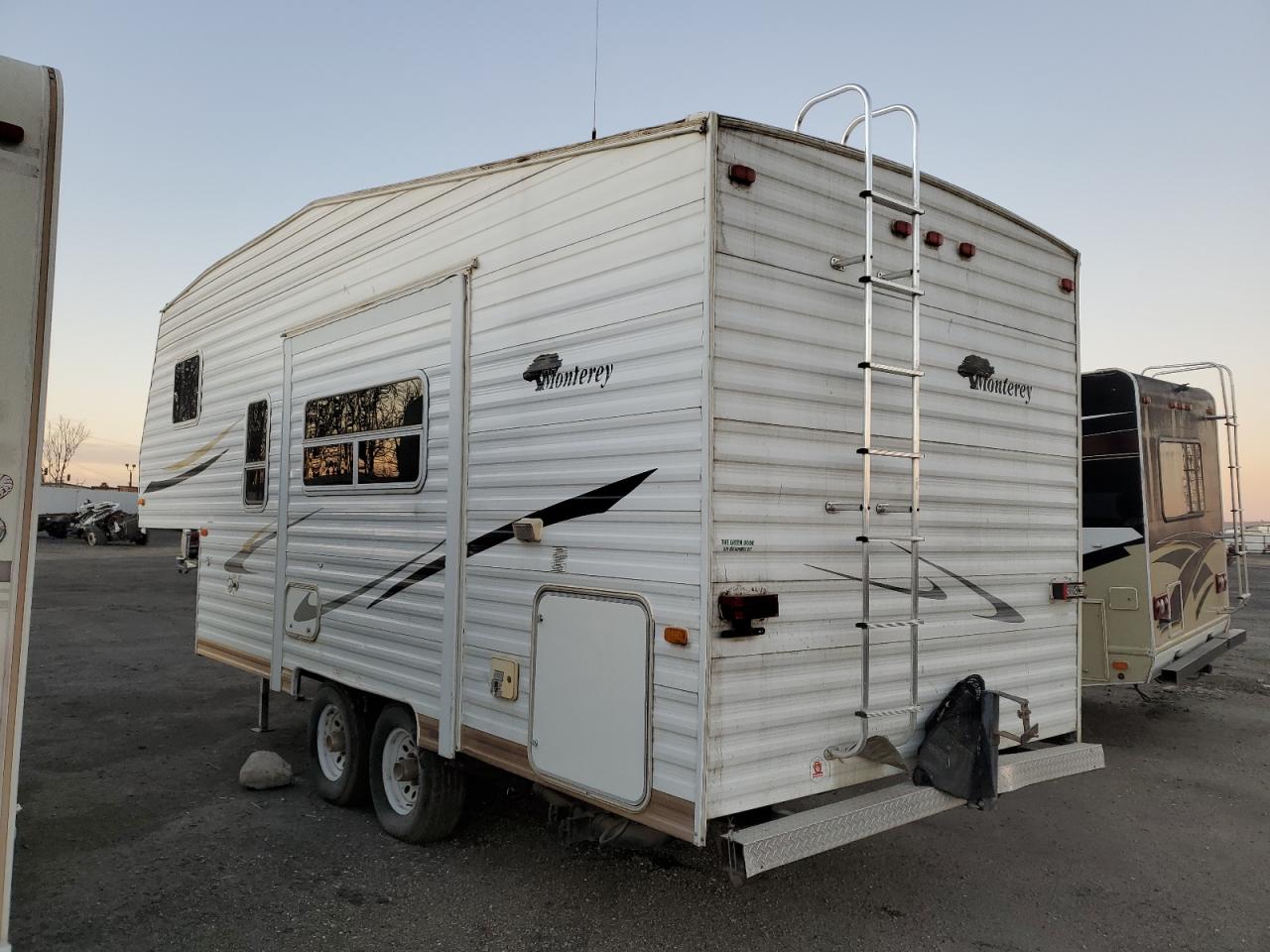 Lot #3006379106 2004 MONT 5TH WHEEL