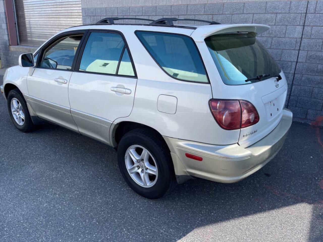 Lot #3006621642 2000 LEXUS RX 300