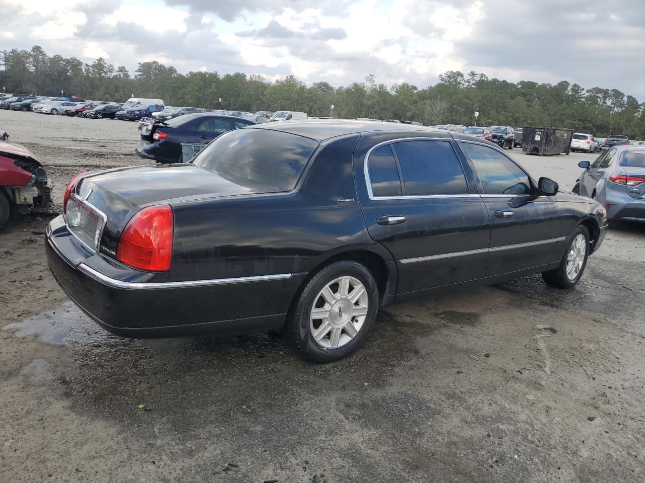 Lot #3020879718 2011 LINCOLN TOWN CAR E