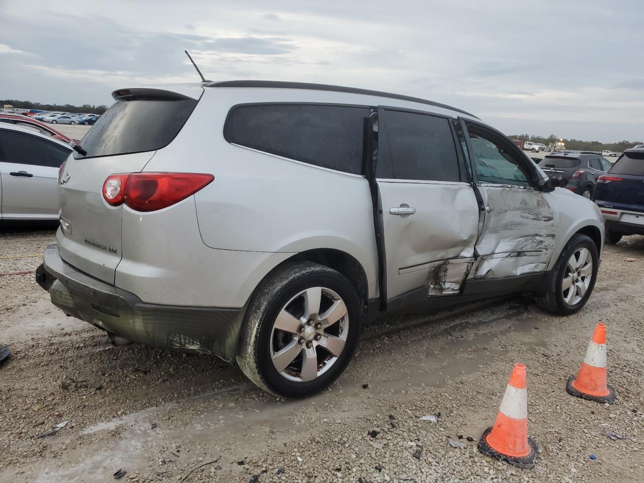 Lot #2986858957 2010 CHEVROLET TRAVERSE L