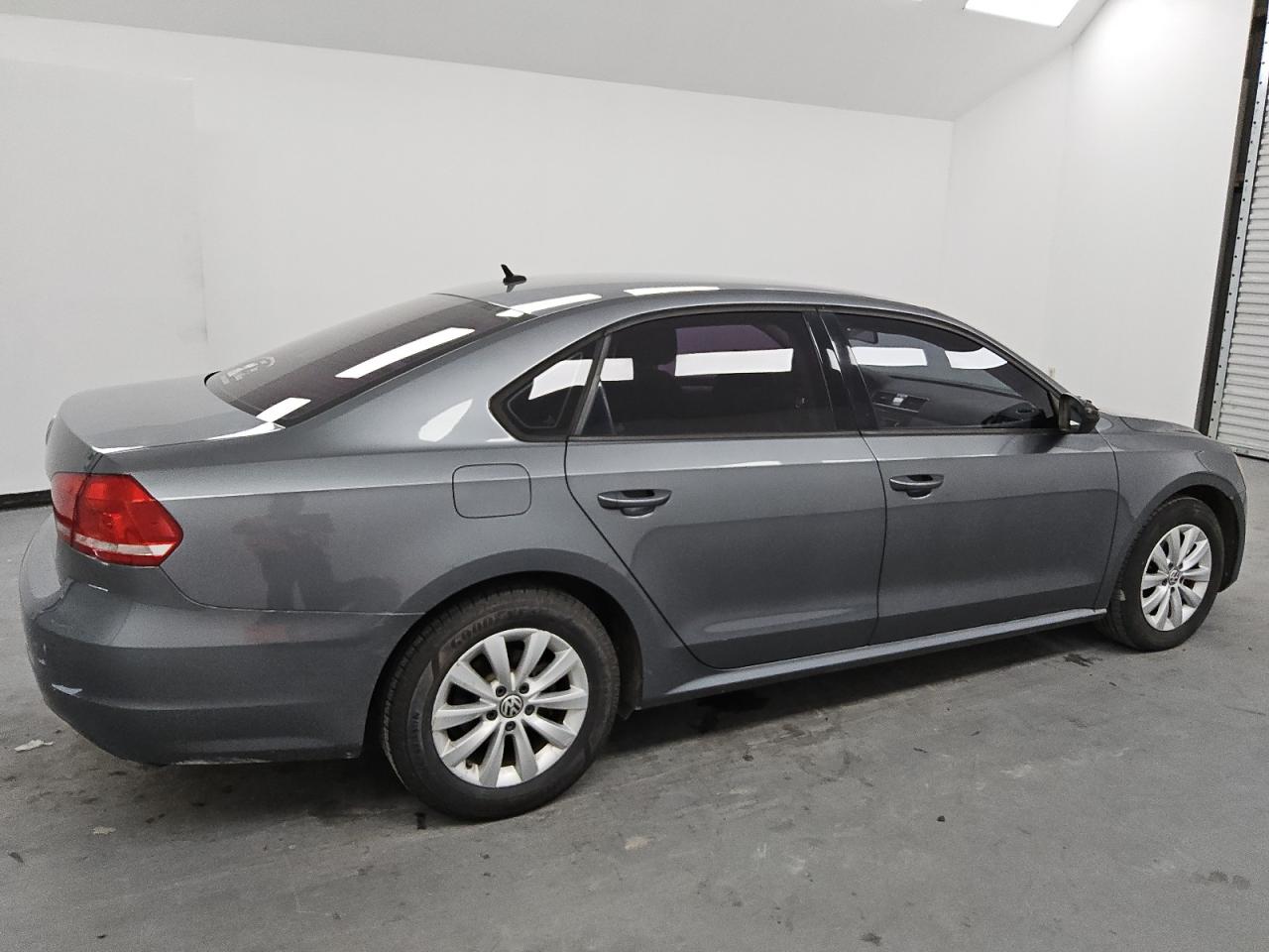 Lot #3041880415 2013 VOLKSWAGEN PASSAT S