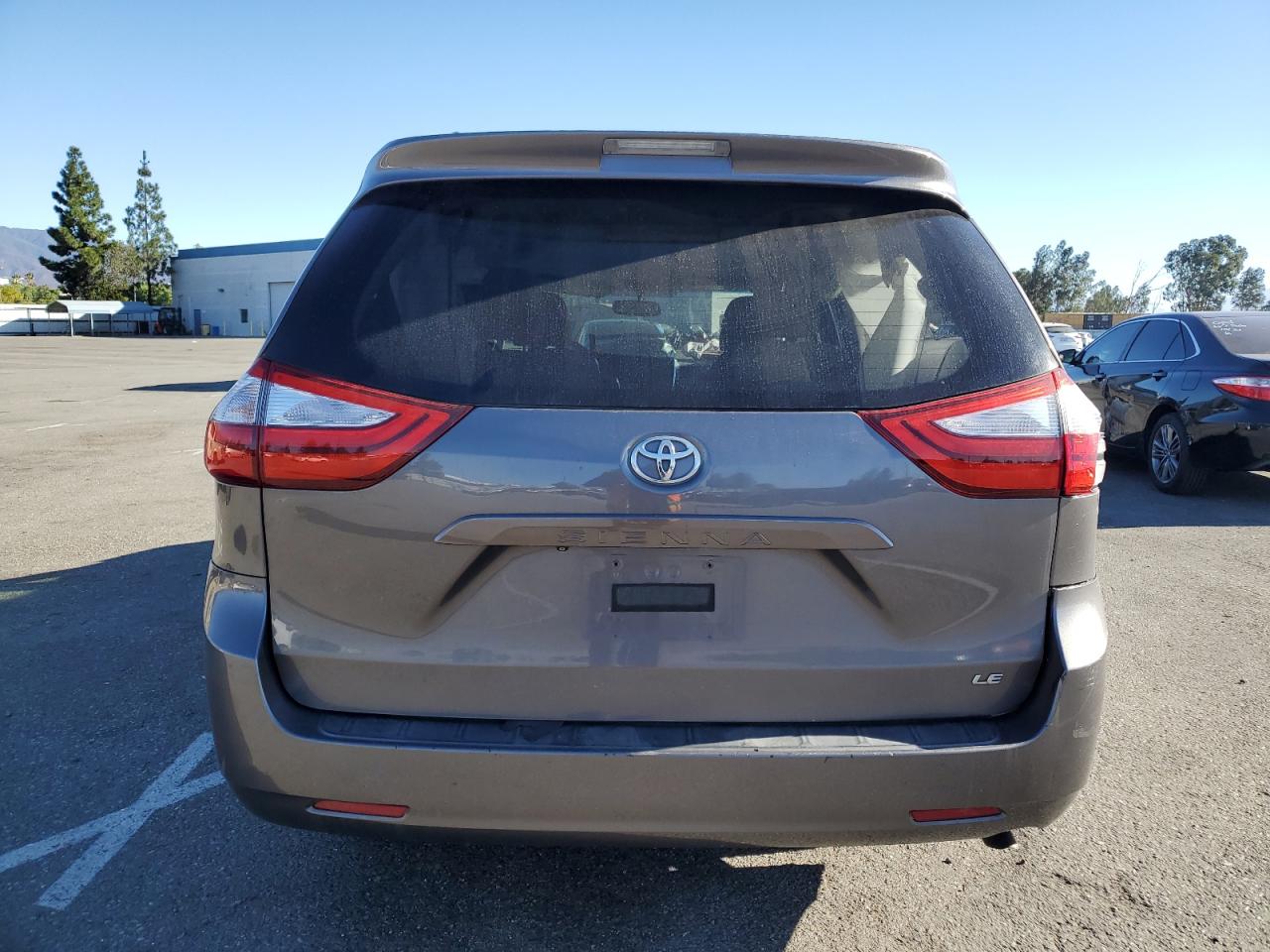 Lot #2989000541 2015 TOYOTA SIENNA LE