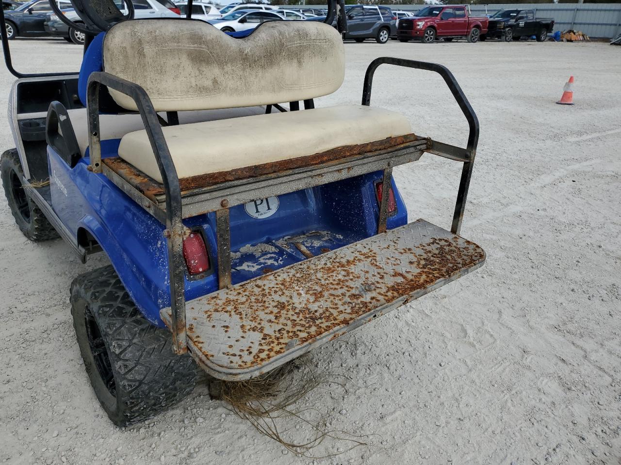 Lot #2996924111 2000 EZGO GOLF CART