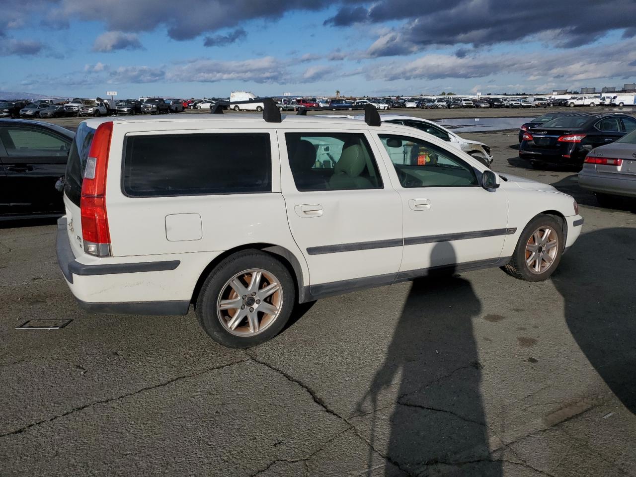 Lot #2972156132 2001 VOLVO V70 T5 TUR