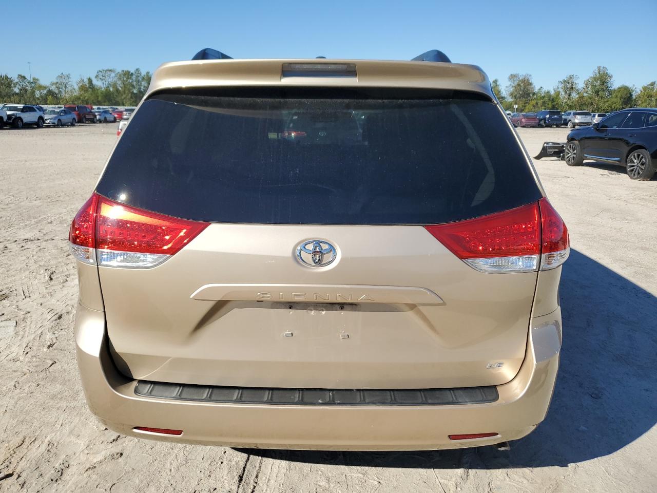 Lot #3033425108 2011 TOYOTA SIENNA LE